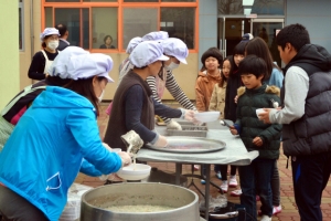 경남 초·중교 유상급식 전환 첫날…부모·교사·시민단체 항의 잇달아