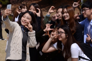 캠퍼스 가득 채운 상큼한 거짓말
