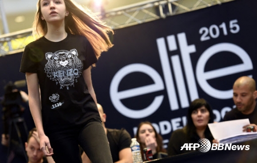 [포토+5] 엘리트 모델 룩. 경쟁자 지켜보는 앞에서 ‘리얼 캣워킹’