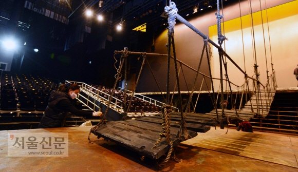 지난달 25일 서울 중구 국립극장 해오름극장에서 국립창극단의 ‘코카서스의 백묵원’ 공연을 앞두고 한 스태프가 가설무대에 페인트칠을 하고 있다. 1층과 2층, 이를 연결하는 다리와 객석 사이사이에 만들어진 통로 등 ‘코카서스의 백묵원’의 무대는 입체적이다. 이태섭 무대미술가는 “배우들의 역동적인 동선을 만들어 무대와 객석을 한데 어우러지게 했다”고 말했다.  강성남 선임기자 snk@seoul.co.kr