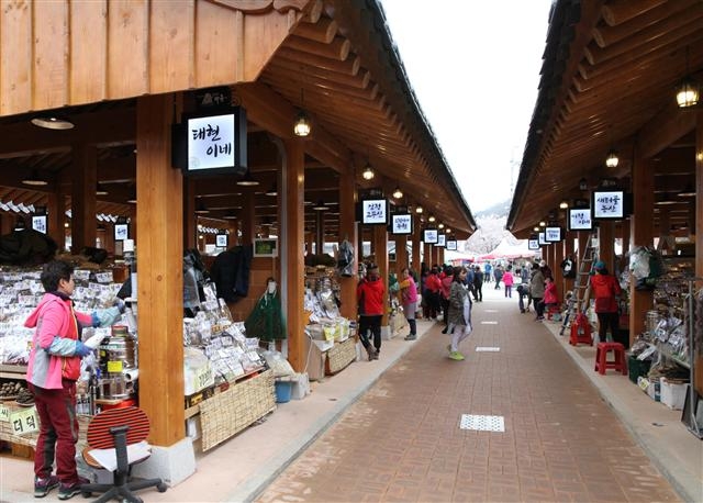 한옥 구조의 장옥을 복원해 화재의 상처를 딛고 다시 개장한 화개장터.
