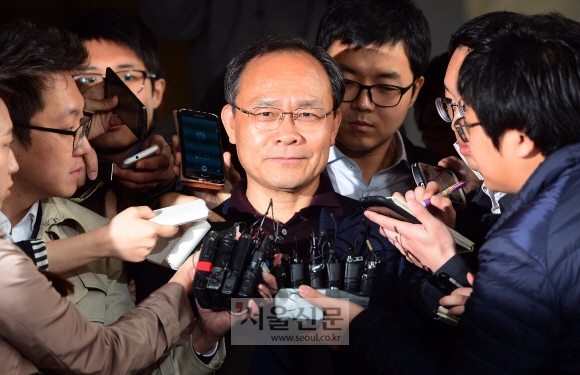 성완종(가운데) 경남기업 회장이 3일 융자금 유용·횡령 등 혐의에 대한 조사를 받기 위해 서초동 서울중앙지검에 출석하며 기자들의 질문을 받고 있다. 정연호 기자 tpgod@seoul.co.kr