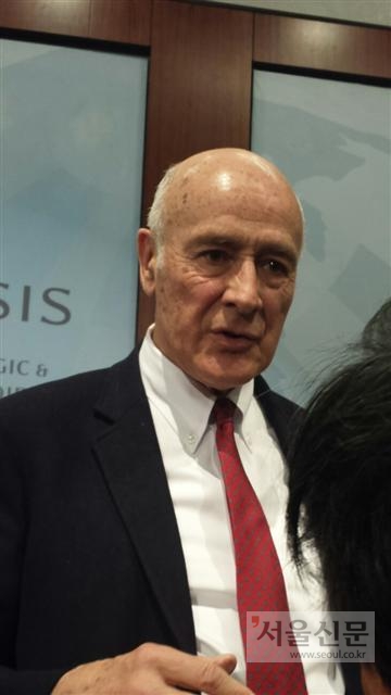 조지프 나이 하버드대 케네디스쿨 교수가 2일(현지시간) 워싱턴 전략국제문제연구소(CSIS)에서 열린 출판기념회에서 서울신문 기자와 만나 질문에 답하고 있다.