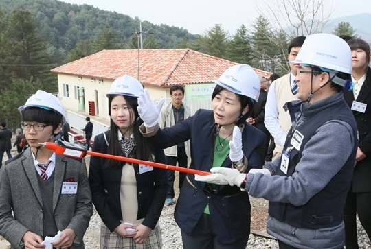 김희정 여성가족부 장관이 3일 경기도 가평 청소년야영장을 방문, 야영장 안전상태와 숙박시설의 전기 및 소방 등 설비, 긴급상황 발생 시 대피 및 대응체계 등이 잘 작동하는지 안전관리 실태를 점검하고 있다.  여성가족부 제공
