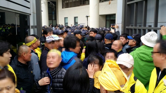 6일 오후 정부세종청사 해양수산부 항의방문에 나선 세월호 유가족이 철문을 막는 경찰에 항의하고 있다. 연합뉴스