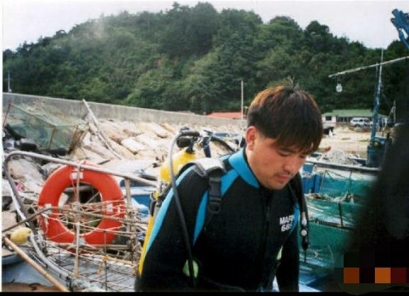 주승석씨가 세월호 사고 전인 2013년 경북 한 바닷가에서 잠수에 나서고 있다. 