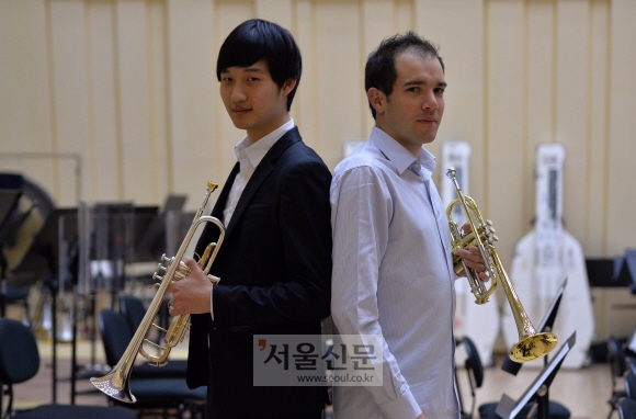 한국 금관악기 역사를 개척해 나가는 알렉상드르 바티(오른쪽)와 김현호. 바티는 “현호는 장차 세계 유수의 오케스트라에서 연주하며 한국을 대표하는 금관악기 연주자가 될 것”이라고 기대했다. 김현호는 “금관악기 분야에서 파리국립고등음악원에 국내 최초로 입학한 것이 부끄럽지 않도록 실력을 쌓아 후배들의 발판이 되고 싶다”고 말했다. 박지환 기자 popocar@seoul.co.kr