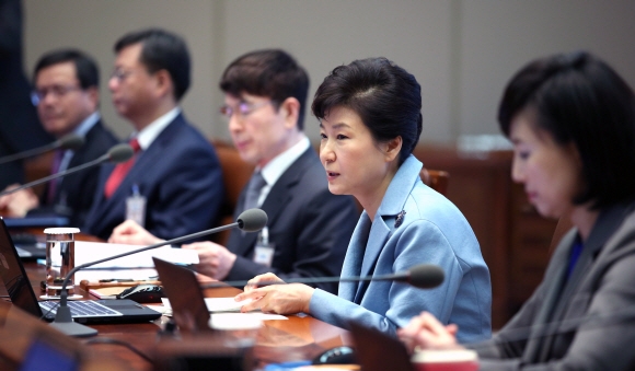 박근혜 대통령이 6일 청와대에서 열린 수석비서관 회의에서 세월호 선체 인양 문제와 공무원연금개혁 추진 등 현안과 관련한 모두발언을 하고 있다.  안주영 기자 jya@seoul.co.kr