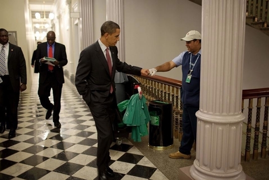 백악관 직원과 주먹 인사를 나누는 버락 오바마 미국 대통령. / 백악관 홈페이지
