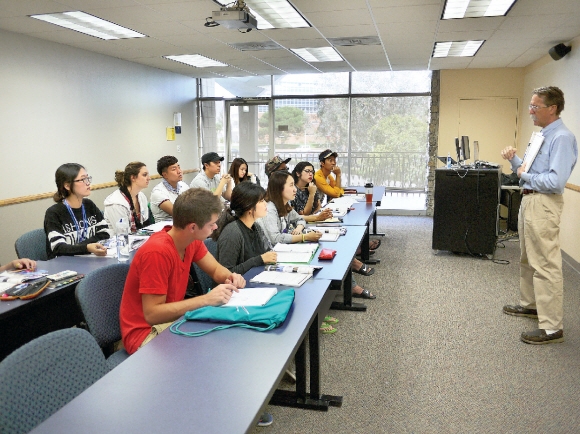 동서대 학생들이 미국 호프국제대학 내에 설립된 미주 캠퍼스에서 SAP(Study Abroad Program)과정 수업을 듣고 있다.  동서대 제공