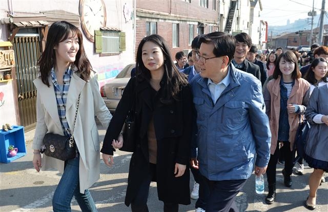 유덕열(앞줄 오른쪽) 동대문구청장과 47명의 신규 직원이 낙산 서울성곽길을 걸으며 소통의 시간을 갖고 있다.  동대문구청 제공 유덕열(앞줄 오른쪽) 동대문구청장과 47명의 신규 직원이 낙산 서울성곽길을 걸으며 소통의 시간을 갖고 있다.  동대문구청 제공