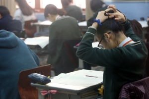 ‘전국 동시평가’서 작년 시험지 배포…20분 시험 중단