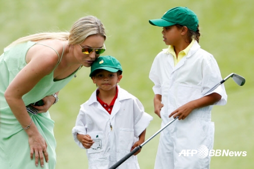 8일(현지시간) 미국 조지아 주 오거스타의 오거스타 내셔널골프장에서 미 PGA 투어 2015 마스터스 토너먼트가 열리기에 앞서 파3 콘테스트가 열린 가운데 타이거 우즈의 여자친구 린지 본이 아들인 찰리와 딸 샘과 함께 경기를 지켜보고 있다.<br>ⓒAFPBBNews=News1