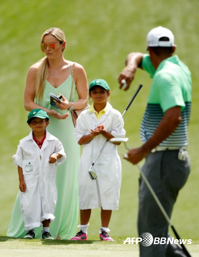 8일(현지시간) 미국 조지아 주 오거스타의 오거스타 내셔널골프장에서 미 PGA 투어 2015 마스터스 토너먼트가 열리기에 앞서 파3 콘테스트가 열린 가운데 타이거 우즈의 여자친구 린지 본이 아들인 찰리와 딸 샘과 함께 경기를 지켜보고 있다.<br>ⓒAFPBBNews=News1