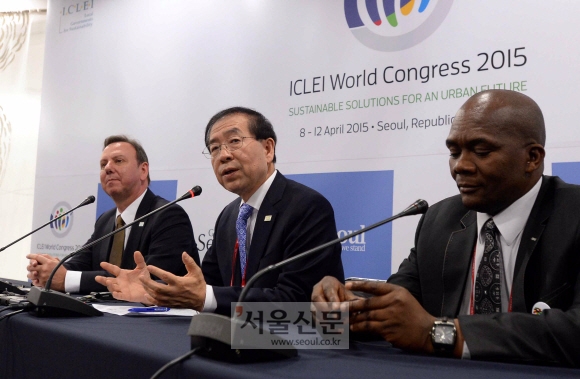 박원순 서울시장(가운데)이 9일 서울 중구 동대문디자인플라자(DDP)에서 이클레이(ICLEI) 기후환경총회에서 채택된 서울선언문과 관련해 기자회견을 하고 있다. 이언탁 기자 utl@seoul.co.kr