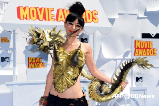 12일(현지시간) 미국 캘리포니아 주 로스앤젤레스에서 열린 2015 제24회 MTV 영화제에 참석한 중국 출신의 할리우드 배우 바이링(48)이 포토존에서 포즈를 취하고 있다.<br>ⓒAFPBBNews=News1