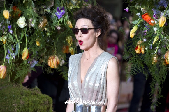 영국 중견 여배우 헬렌 맥크로리가 13일(현지시간) 영국 런던에서 열린 영화 ‘어 리틀 카오스(A  Little Chaos)’의 시사회에 참석하기 위해 레드카펫을 밟으며 입장하고 있다. ⓒ AFPBBNews=News1