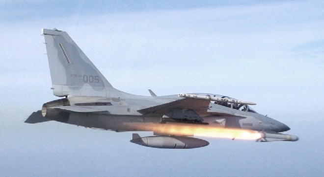 FA-50에서 공대지 미사일인 AGM-65G(매버릭)을 발사하는 순간. ⓒ대한민국 국군 플리커(국방부)
