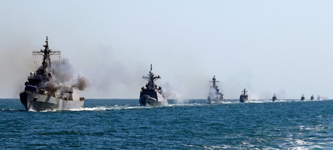 천안함 피격사건 5주기 서해 해상기동훈련에서 종렬진으로 늘어선 함정들. ⓒ대한민국 국군 플리커(국방부)