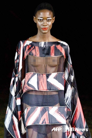 13일(현지시간) 브라질 상파울루에서 2016 상파울루 패션위크 서머 컬렉션이 열린 가운데 현지 디자이너 카발레라의 의상을 입은 모델이 무대 위에서 포즈를 취하고 있다.  ⓒAFPBBNews=News1