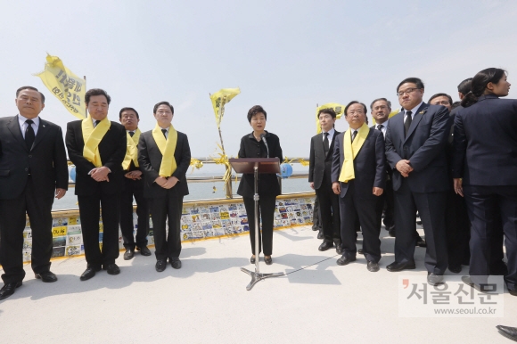 박근혜 대통령이 세월호 참사 1주년인 16일 오후 전남 진도군 팽목항을 방문해 담화를 발표하고 있다. 박 대통령 이날 ”빠른 시일내 선체인양 나설것”이라고 밝혔다.  진도 청와대사진기자단
