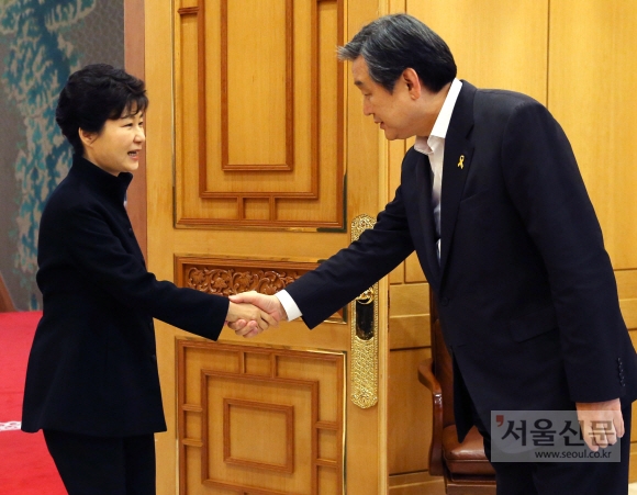 남미 순방을 앞둔 박근혜 대통령이 16일 오후 청와대에서 새누리당 김무성 대표최고위원과 회동을 갖기 전 인사를 나누고 있다.  청와대 제공