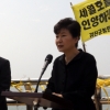 노란리본 안 맨 박근혜 대통령 팽목항 방문 ‘세월호 잊지 마세요