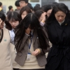 [세월호 참사 1년] 벚꽃길 말없이 걷던 아이들… 친구 영정 보자 울음바다