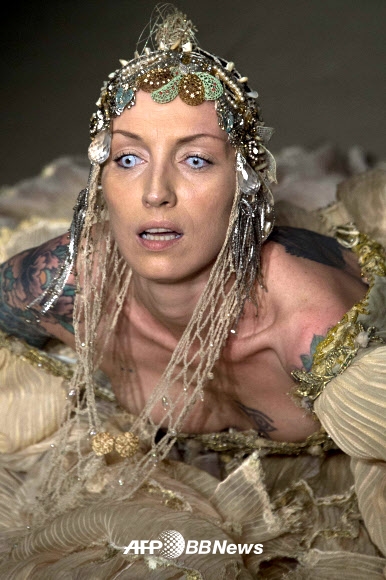 상파울루 패션위크(the Sao Paulo Fashion Week)’ 에서 현지 브랜드인 ‘리노 빌라벤투라’(Lino Villaventura)의 2016 여름 컬렉션