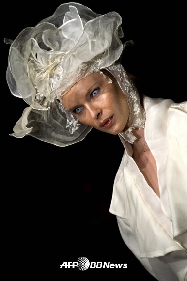 상파울루 패션위크(the Sao Paulo Fashion Week)’ 에서 현지 브랜드인 ‘리노 빌라벤투라’(Lino Villaventura)의 2016 여름 컬렉션