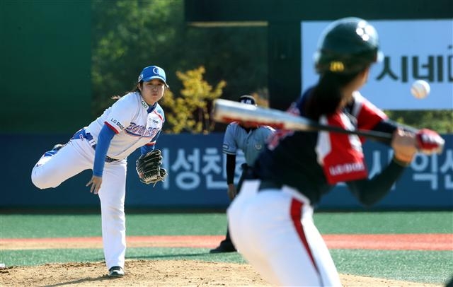 지난해 10월 전북 익산 국가대표 전용훈련장에서 열린 LG배 한국여자야구대회에서 CMS와 비밀리에가 경기를 펼치고 있다. 한국여자야구연맹 제공