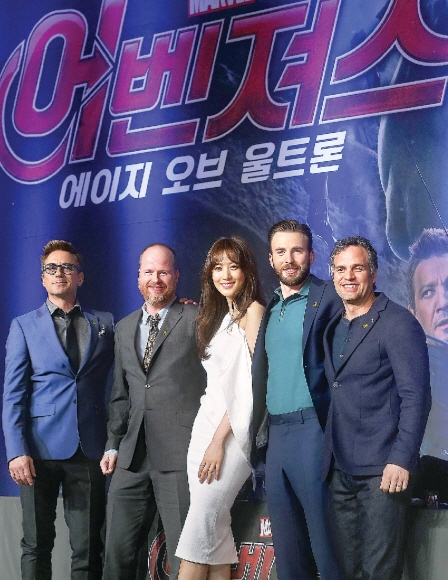 가슴에 노란 리본 단 배우들