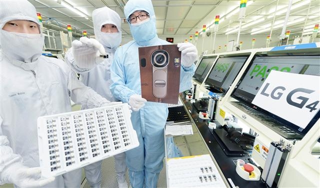 LG이노텍 직원들이 지난 17일 LG이노텍 광주 공장에서 LG전자의 차세대 전략 스마트폰 ‘G4’에 탑재될 카메라 모듈을 소개하고 있다.  LG전자 제공