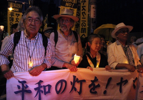 한국과 일본, 독일 3개국 시민단체가 다음달 독일에서 일제의 강제징용 등을 규탄하는 촛불집회를 열기로 했다. 사진은 지난해 8월 한국과 일본의 시민단체가 도쿄 야스쿠니신사 인근에서 개최한 촛불집회. 도쿄 연합뉴스