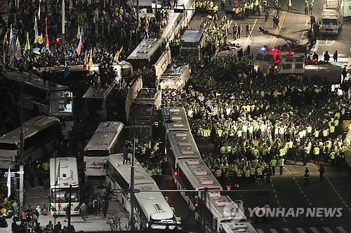 지난 18일 오후 ‘세월호 참사 범국민 대회’에 참여한 시민들이 서울 광화문 앞에서 경찰과 대치하고 있다. 연합뉴스