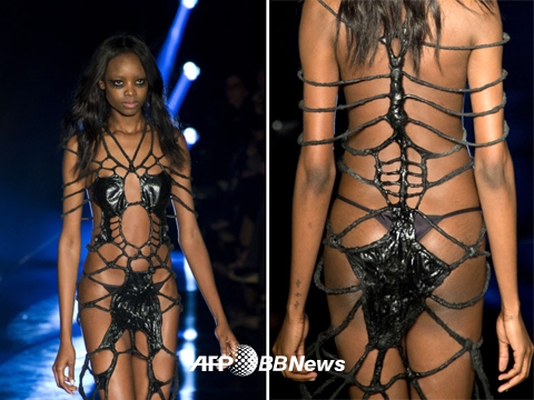 17일(현지시간) 브라질 상파울루 패션위크에서 각 디자이너 브랜드의 여름 컬렉션이 펼쳐진 가운데 현지 수영복 디자이너 ‘아드리아나 디그리’의 2016 여름 컬렉션 의상을 입은 모델이 무대 위에서 포즈를 취하고 있다.  ⓒAFPBBNews=News1