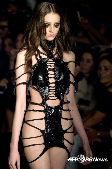 17일(현지시간) 브라질 상파울루 패션위크에서 각 디자이너 브랜드의 여름 컬렉션이 펼쳐진 가운데 현지 수영복 디자이너 ‘아드리아나 디그리’의 2016 여름 컬렉션 의상을 입은 모델이 무대 위에서 포즈를 취하고 있다.  ⓒAFPBBNews=News1