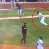야구 글러브째 송구해 타자 아웃시키는 투수
