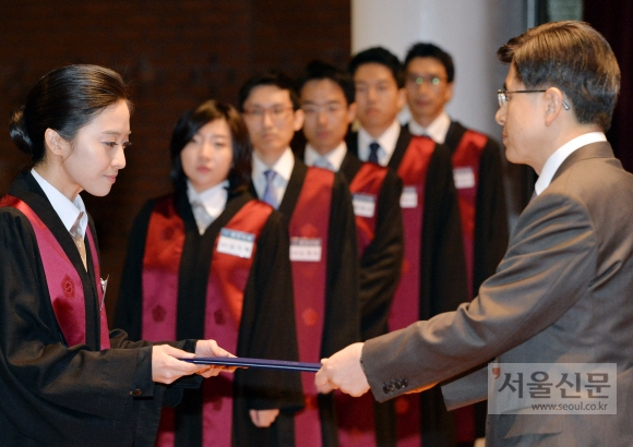 임명장받는 신임 검사