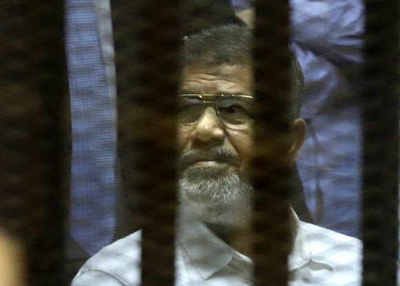 시위대 구금·고문 혐의… 무르시 前 이집트 대통령 1심서 징역 20년