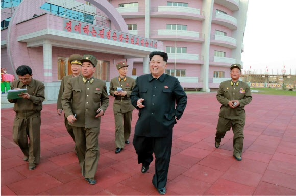 북한 김정은, 원산 고아원 건설현장 시찰