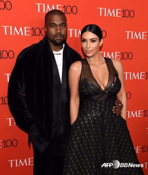 시사주간지 ‘타임’이 선정한 ‘2015 세계에서 가장 영향력 있는 인물 100인’으로 뽑힌 할리우드 배우 킴 카다시안과 그의 남편 카니예 웨스트가 21일(현지시간) 미국 뉴욕의 링컨센터에서 열린 ‘타임 100 갈라쇼’에 참석했다. 킴 카다시안은 풍성한 치마가 돋보이는 검정색 드레스를 입고 등장해 볼륨감 넘치는 몸매를 뽐냈다. ⓒAFPBBNews=News1