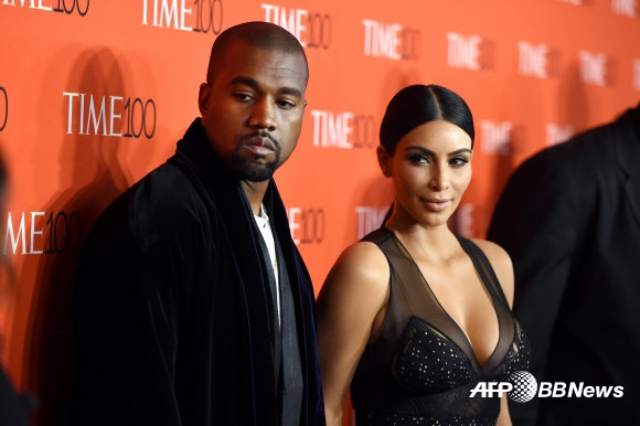 시사주간지 ‘타임’이 선정한 ‘2015 세계에서 가장 영향력 있는 인물 100인’으로 뽑힌 할리우드 배우 킴 카다시안과 그의 남편 카니예 웨스트가 21일(현지시간) 미국 뉴욕의 링컨센터에서 열린 ‘타임 100 갈라쇼’에 참석했다. 킴 카다시안은 풍성한 치마가 돋보이는 검정색 드레스를 입고 등장해 볼륨감 넘치는 몸매를 뽐냈다. ⓒAFPBBNews=News1