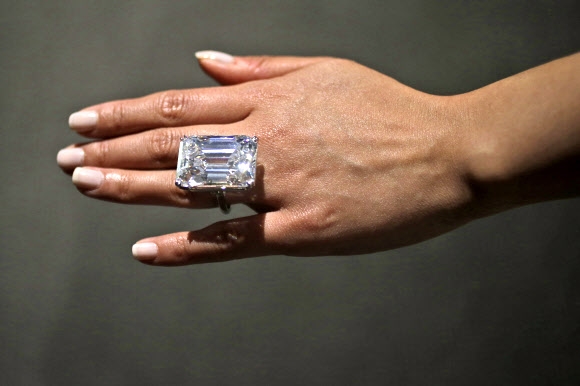 21일(현지시간) 미국 뉴욕의 소더비 경매에서 100.2 캐럿짜리 ‘무결점’ 다이아몬드가 2210만 달러(약 239억원)에 팔렸다. 이 다이아몬드는 지금까지 경매에 나온 것 중 에메랄드 컷 형태로는 가장 크고 완벽하다고 알려져 있다. AP/뉴시스