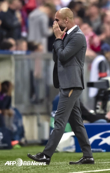 21일(현지시간) 독일 뮌헨에서 열린 2014-2015 유럽축구연맹(UEFA) 챔피언스리그 바이에른 뮌헨과 FC포르투의 8강 2차전 도중 과르디올라 뮌헨 감독의 바지가 찢어진 모습이 카메라에 잡혔다. 과르디올라 뮌헨 감독이 선수들에게 격렬한 몸짓으로 지시를 하던 중 바지가 터져 버린 것.  ⓒAFPBBNews=News1