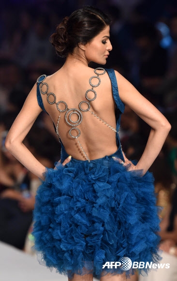 21일(현지시간) 파키스탄 펀자브주의 주도 라호르에서 ‘파키스탄 패션디자인협회의 선실크 패션위크’가 열린 가운데 현지 패션디자이너 시에다 아메라의 작품 의상을 입은 모델이 포즈를 취하고 있다. ⓒAFPBBNews=News1