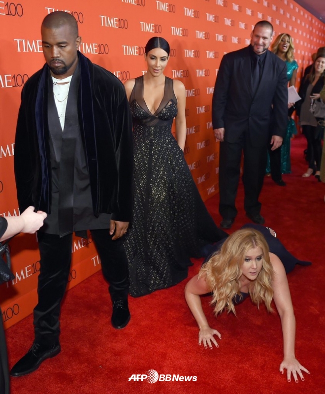 레드카펫을 기는 미국 코미디언이자 배우 에미미 슈머(33)