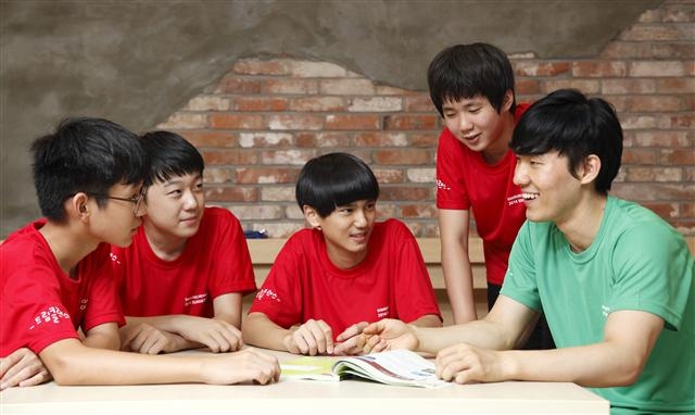 2014년 여름방학 기간 동안 삼성 드림클래스에 참여한 학생들과 교사가 토론 수업을 진행하고 있다. 삼성그룹 제공