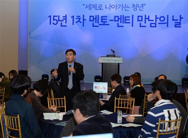박영범 한국산업인력공단 이사장이 지난 3일 열린 K-Move 멘토·멘티 만남의 날 행사에서 청년들의 질문에 답하고 있다. 한국산업인력공단 제공