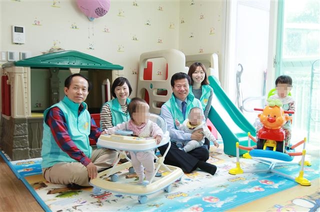 오영태(왼쪽 세 번째) 이사장과 공단 직원들이 지난 17일 서울 성동구 아동보호시설 이든 아이빌에서 아이들과 시간을 보내고 있다. 교통안전공단 제공